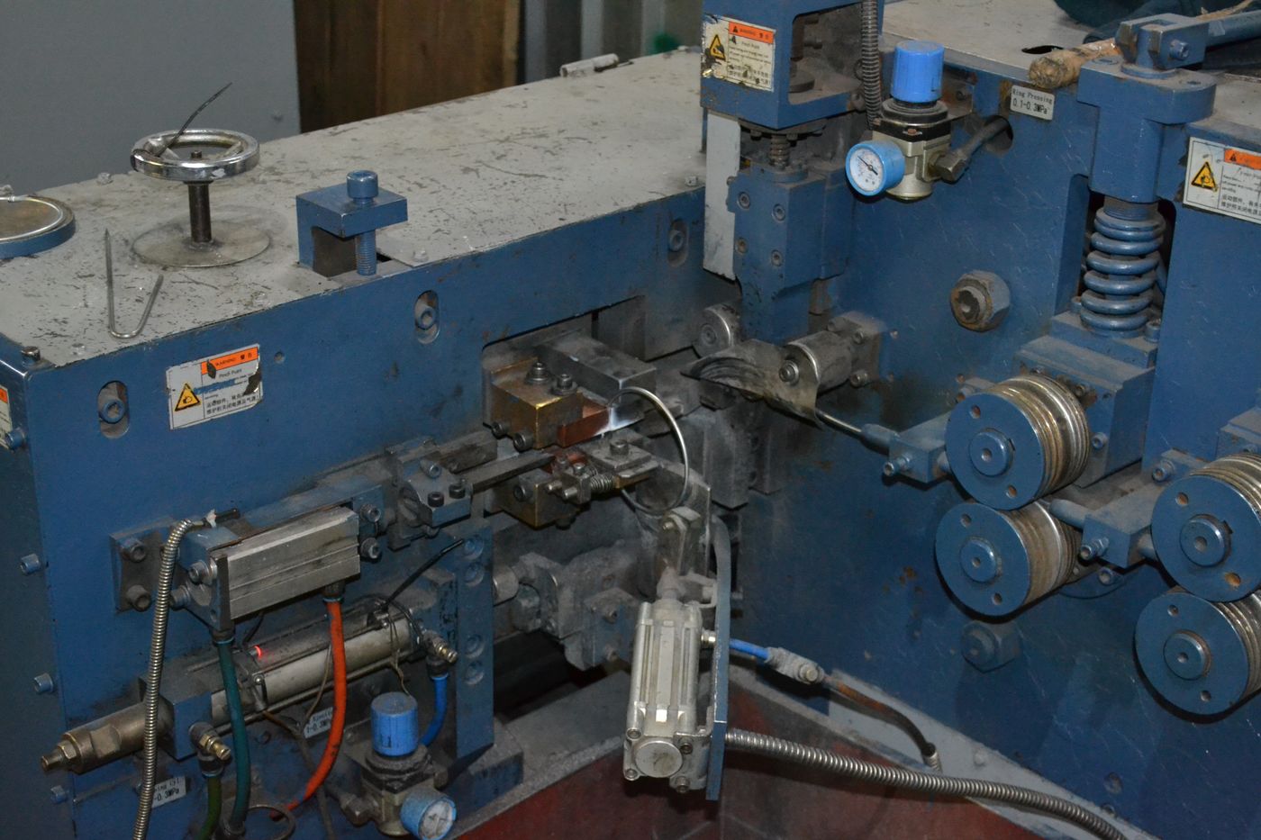 Wire press machine