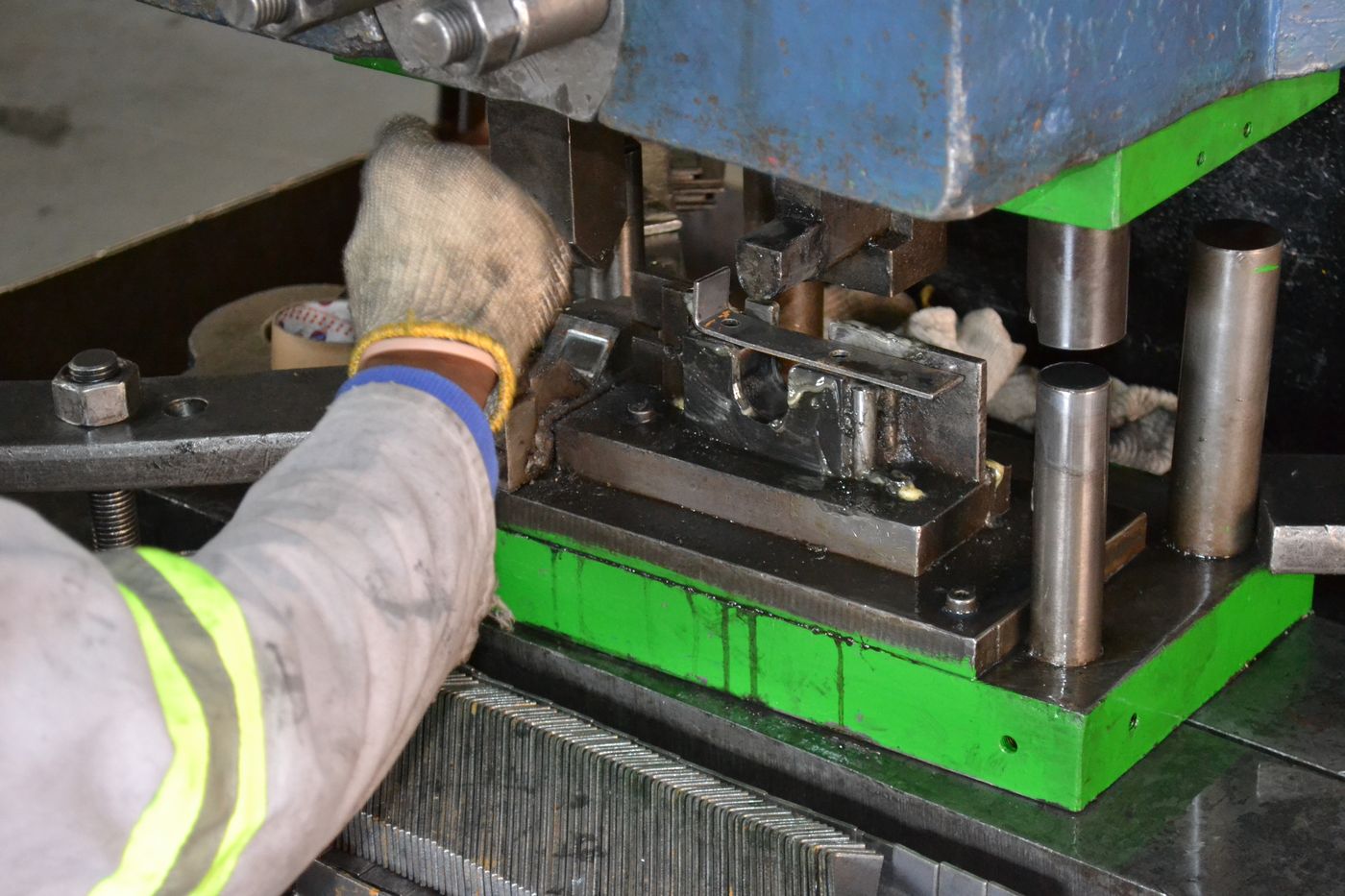 Metal pressing at green press